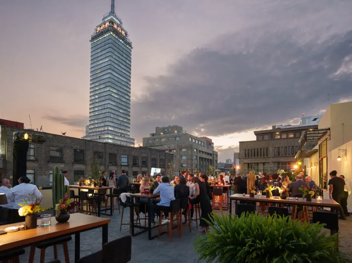 Terraza rooftop en el Hotel Bellas Artes con vista a la Torre Latinoamericana