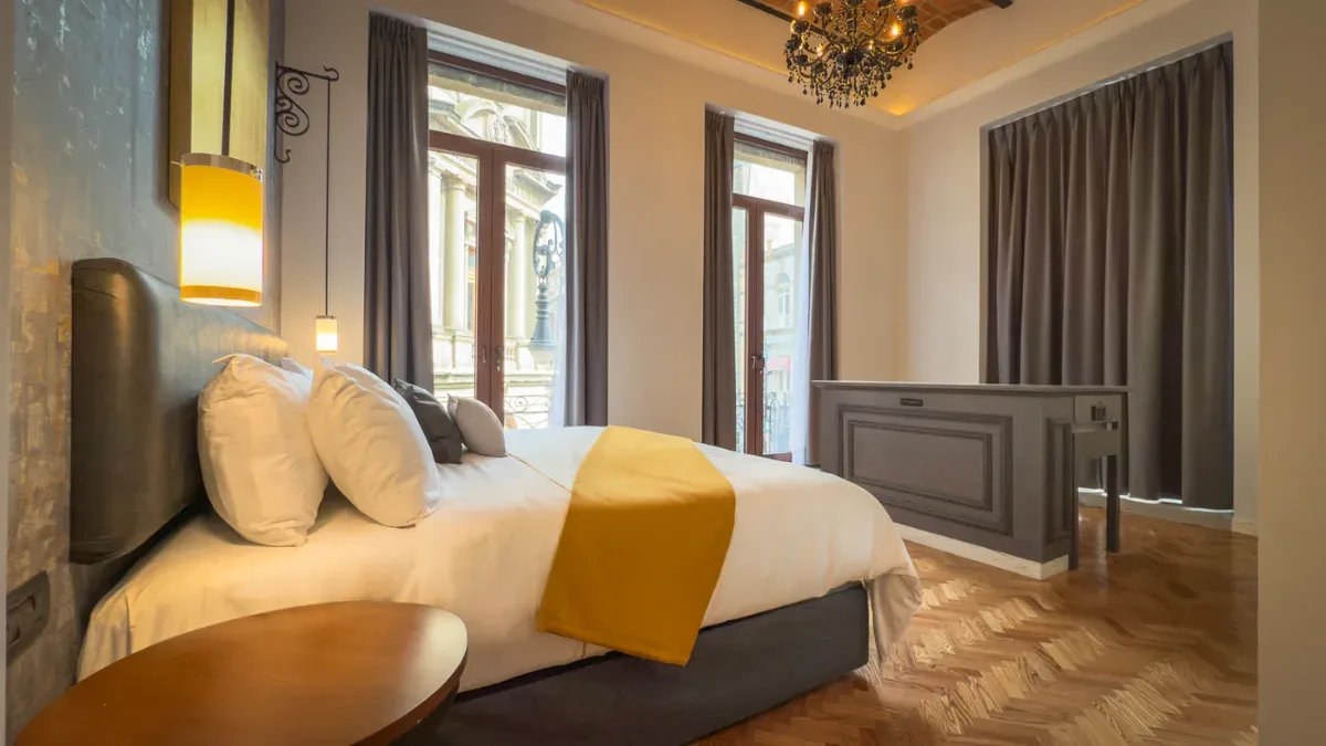 Suite King | Tina y Balcón | Vista a 5 de Mayo